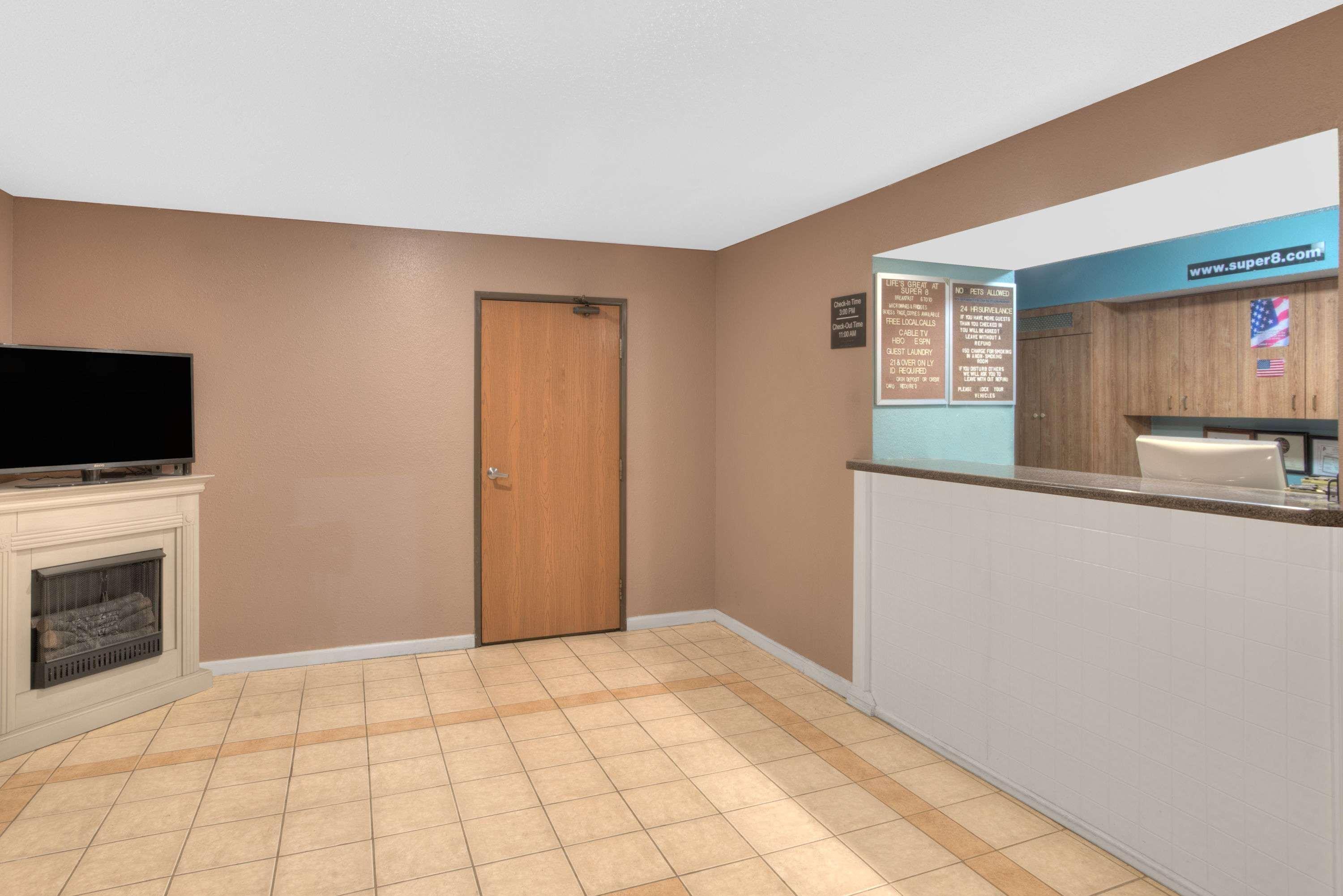 Super 8 By Wyndham Augusta Hotel Екстериор снимка